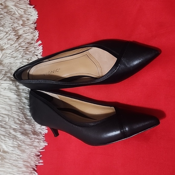 Vionic Women's Classic Black Pointed Flats - Picture 12 of 12